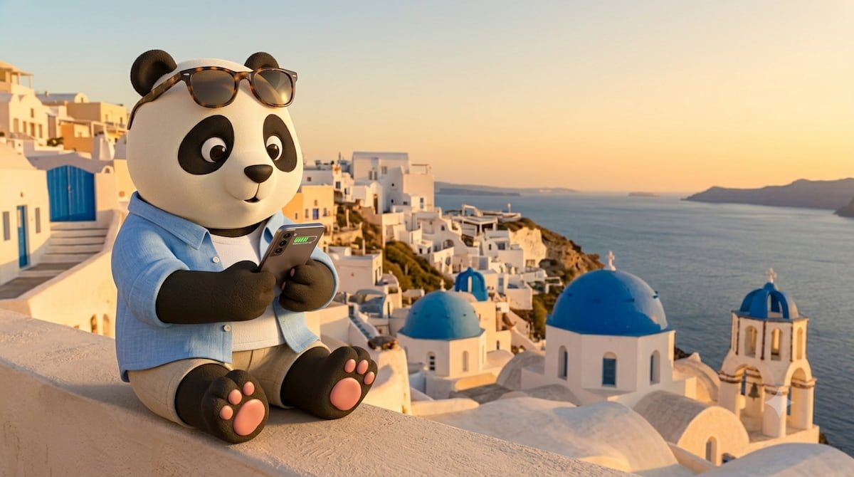 Panda de Gigapanda mirando su celular con un medidor de datos frente a las casas blancas y azules de Santorini
